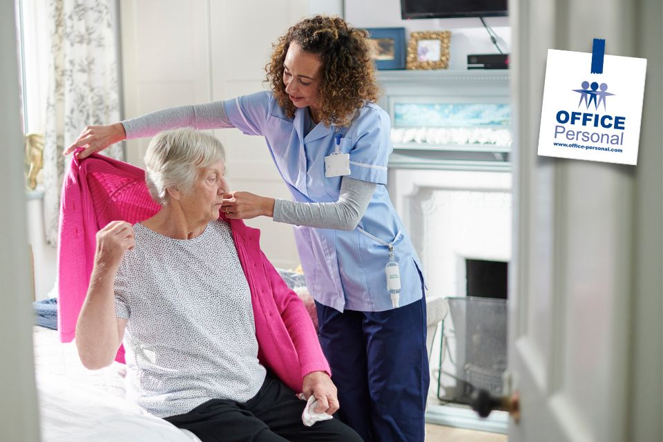 Pflegehelfer, Pflegehelferin, ambulant, Frau, Seniorin