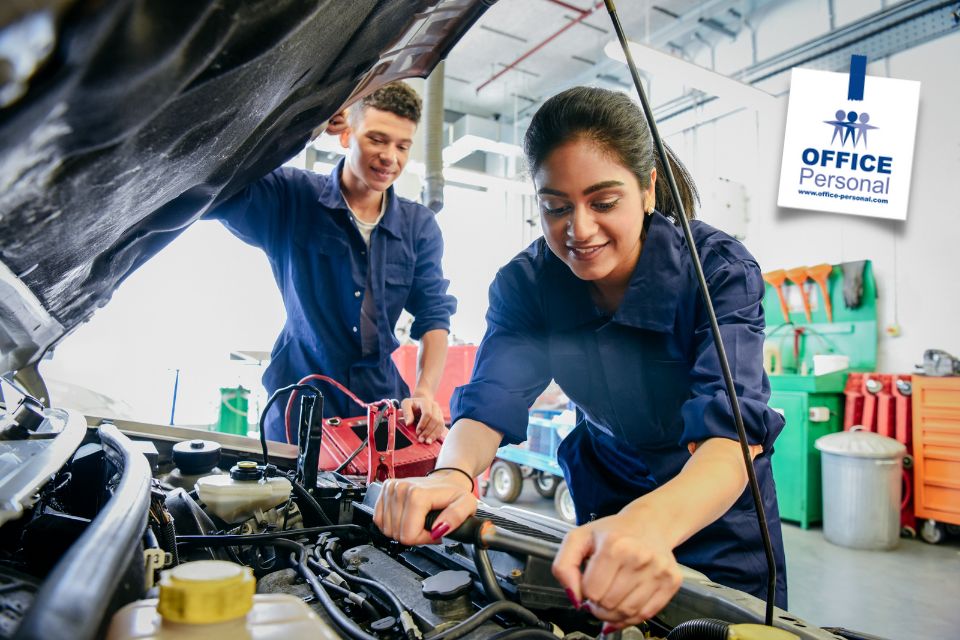 KFZ-Mechaniker*in, Mechatroniker*in, KFZ-Werkstatt, Autowerkstatt, Mann, Frau