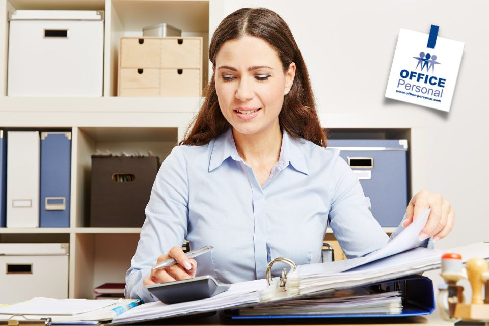 Industriekaufmann, Industriekauffrau, Büro, Akten, Rechner