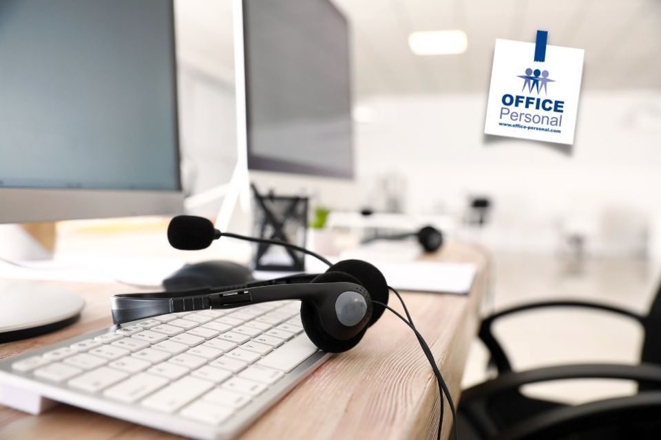 Vertriebsmitarbeiter*in, Callcenter, Headset, Computer